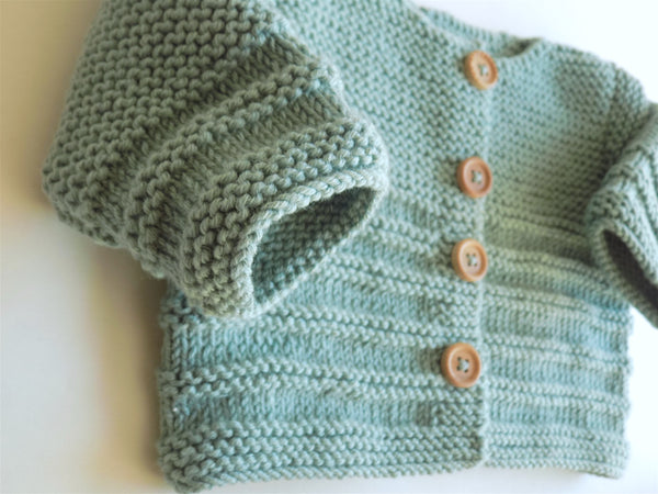 Gilet naissance laine. gilet bébé laine. gilet bébé en laine mérinos tricoté à la main en france.