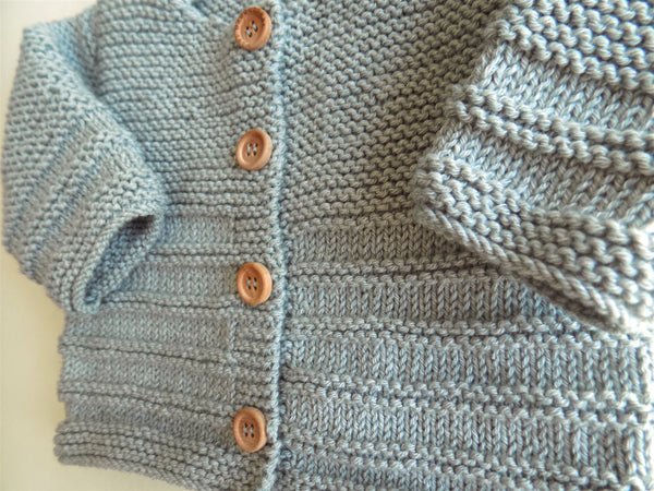 Gilet de naissance bébé en laine Mérinos tricoté à la main en france. gilet tricoté bébé. gilet laine bébé. brassière de naissance laine mérinos