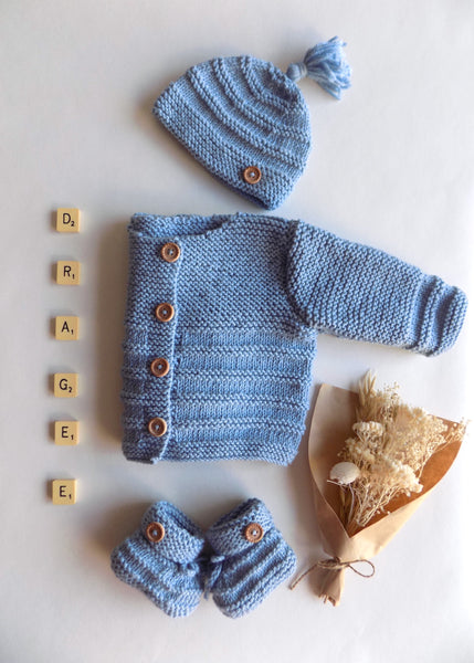coffret de naissance. ensemble de naissance bébé tricoté à la main en france. gilet naissance en laine. bonnet laine bébé. chaussons bébé laine fait main.