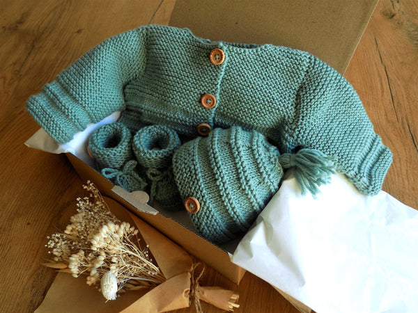 coffret de naissance. ensemble de naissance bébé tricoté à la main en france. gilet naissance en laine. bonnet laine bébé. chaussons bébé laine fait main.