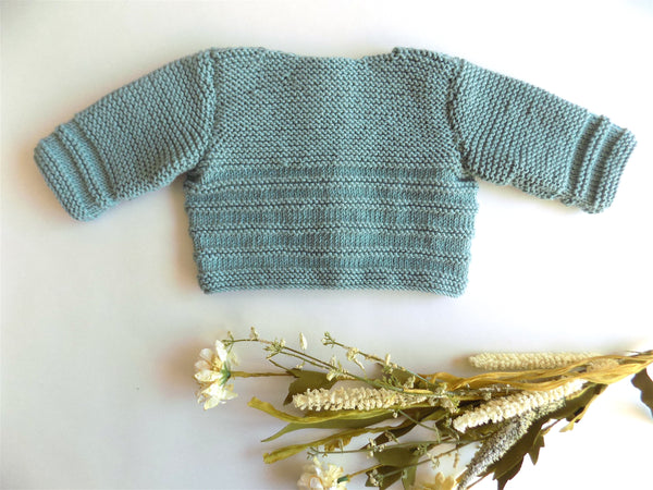 Gilet naissance laine. gilet bébé laine. gilet bébé en laine mérinos tricoté à la main en france.